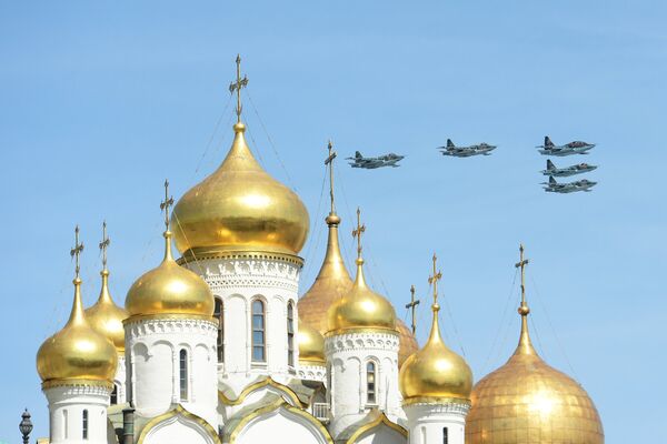 Штурмовики Су-25СМ во время генеральной репетиции военного парад Штурмовики Су-25СМ во время генеральной репетиции военного парад