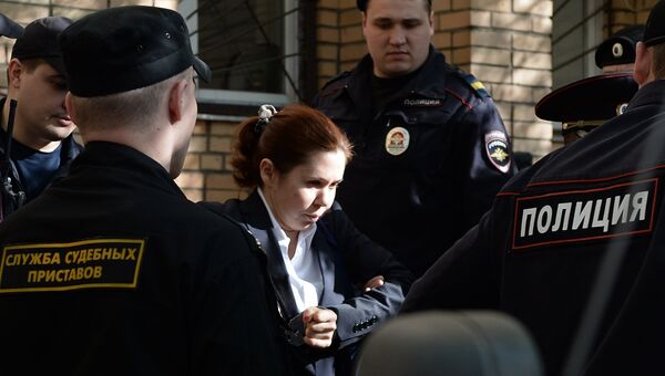 Бывший финансовый директор ООО Мира Ирина Егорова у Пресненского суда города Москвы. Архивное фото Бывший финансовый директор ООО Мира Ирина Егорова у Пресненского суда города Москвы. Архивное фото