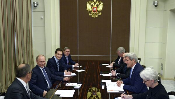 Президент России Владимир Путин и государственный секретарь Соединённых Штатов Америки Джон Керри (второй справа) во время встречи в резиденции Бочаров ручей в Сочи. Архивное фото Президент России Владимир Путин и государственный секретарь Соединённых Штатов Америки Джон Керри (второй справа) во время встречи в резиденции Бочаров ручей в Сочи. Архивное фото