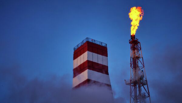 Вид на буровую вышку и газовый факел морской нефтеперерабатывающей платформы Приразломная. Архивное фото Вид на буровую вышку и газовый факел морской нефтеперерабатывающей платформы Приразломная. Архивное фото
