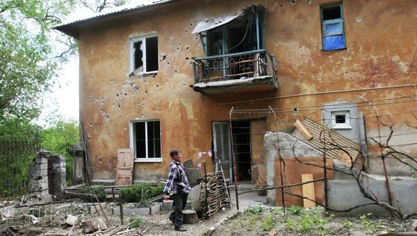 Дом, разрушенный в результате обстрела украинскими силовиками в Донецке. Архивное фото Дом, разрушенный в результате обстрела украинскими силовиками в Донецке. Архивное фото