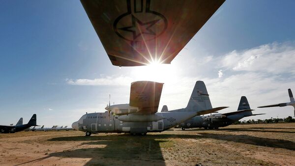 Военно-транспортные самолеты Локхид C-130 Геркулес на авиабазе ВВС США Девис-Монтен в Тусоне, Аризона Военно-транспортные самолеты Локхид C-130 Геркулес на авиабазе ВВС США Девис-Монтен в Тусоне, Аризона