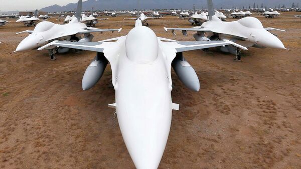 Американские многофункциональные лёгкие истребители F-16 Fighting Falcon на авиабазе ВВС США Девис-Монтен в Тусоне, Аризона Американские многофункциональные лёгкие истребители F-16 Fighting Falcon на авиабазе ВВС США Девис-Монтен в Тусоне, Аризона