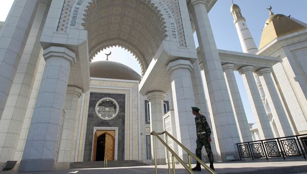 Главная мечеть Туркменистана Туркменбаши Рухы в селе Кипчак в 15 километрах от Ашхабада Главная мечеть Туркменистана Туркменбаши Рухы в селе Кипчак в 15 километрах от Ашхабада