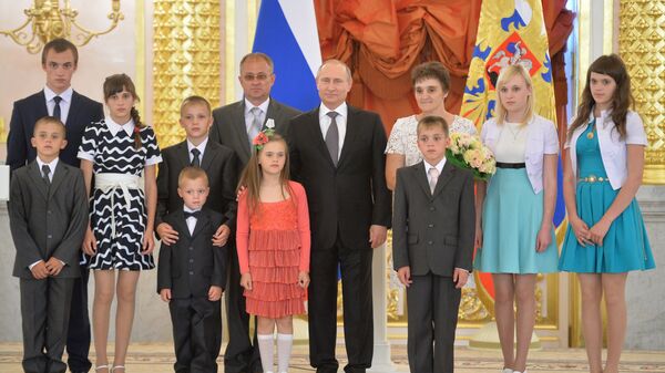 Президент РФ В. Путин вручил ордена Родительская слава многодетным родителям