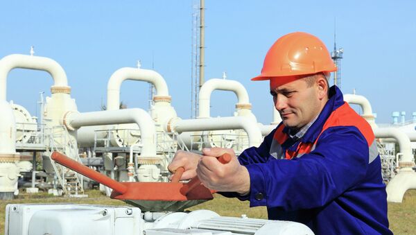 Рабочий на газопроводе. Архивное фото Рабочий на газопроводе. Архивное фото
