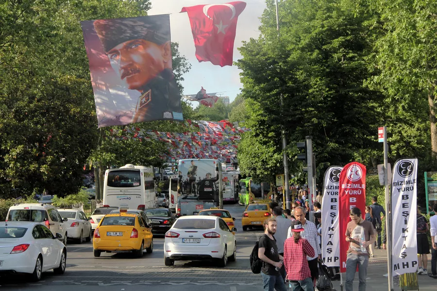 Портрет основателя Турецкой республики Кемаля Ататюрка на улице в Стамбуле, Турция