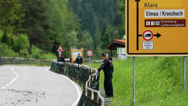 Полиция в районе места проведения саммита G7 Полиция в районе места проведения саммита G7