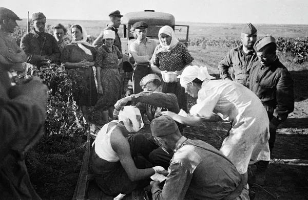Великая Отечественная война 1941-1945гг. 22 июня 1941г. Медсестры оказывают помощь первым раненым после воздушного налёта фашистов под Кишиневом Великая Отечественная война 1941-1945гг. 22 июня 1941г. Медсестры оказывают помощь первым раненым после воздушного налёта фашистов под Кишиневом