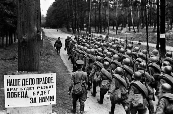 Мобилизация. Колонны бойцов движутся на фронт. Москва, 23 июня 1941 года Мобилизация. Колонны бойцов движутся на фронт. Москва, 23 июня 1941 года