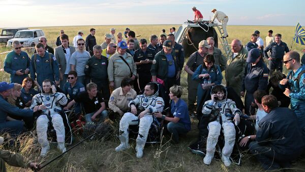 Приземление спускаемой капсулы с экипажем в составе Антона Шкаплерова (Роскосмос), Саманты Кристофоретти (ЕКА) и Терри Вертса (НАСА) в Казахстане Приземление спускаемой капсулы с экипажем в составе Антона Шкаплерова (Роскосмос), Саманты Кристофоретти (ЕКА) и Терри Вертса (НАСА) в Казахстане