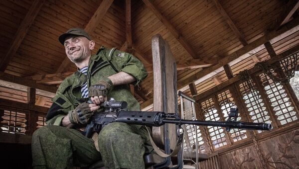 Боец ополчения на позиции в Донецкой области. Архивное фото Боец ополчения на позиции в Донецкой области. Архивное фото