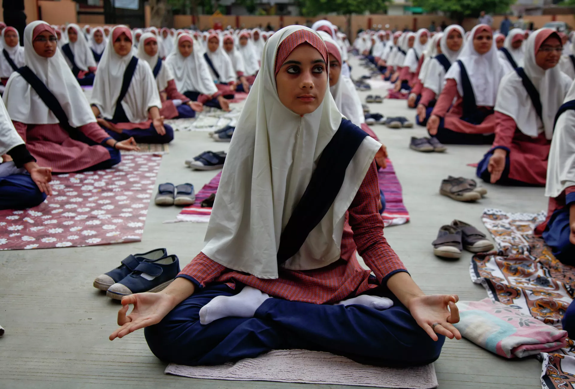 Индийские мусульманские студенты практикуют йогу в школе в Ахмадабаде - РИА Новости, 1920, 03.02.2021