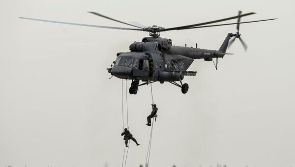 Военнослужащие десантируются с вертолета Ми-8АМТШ. Архивное фото Военнослужащие десантируются с вертолета Ми-8АМТШ. Архивное фото