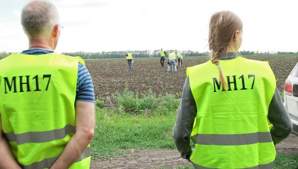 Международные эксперты в районе падения самолёта Boeing 777 малайзийских авиалиний в Донецкой области. Архивное фото Международные эксперты в районе падения самолёта Boeing 777 малайзийских авиалиний в Донецкой области. Архивное фото
