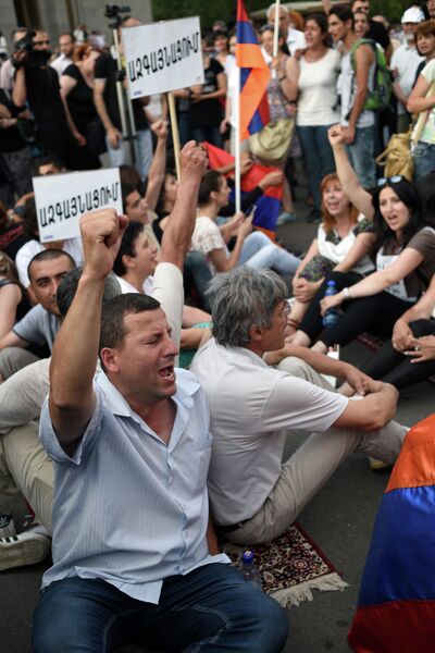 Протестующие в столице Армении против подорожания электроэнергии. Ереван, 23 июня 2015 Протестующие в столице Армении против подорожания электроэнергии. Ереван, 23 июня 2015