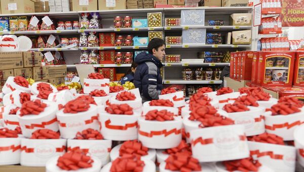 Посетители в одном из магазинов торговой сети Ашан. Архивное фото Посетители в одном из магазинов торговой сети Ашан. Архивное фото