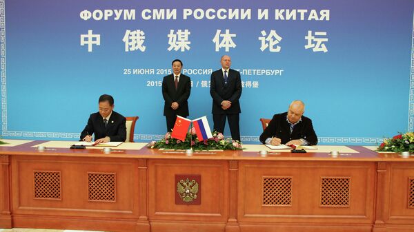Генеральный директор МИА Россия сегодня Дмитрий Киселев и генеральный директор Международного радио Китая Ван Гэннянь во время подписания соглашения о сотрудничестве Генеральный директор МИА Россия сегодня Дмитрий Киселев и генеральный директор Международного радио Китая Ван Гэннянь во время подписания соглашения о сотрудничестве