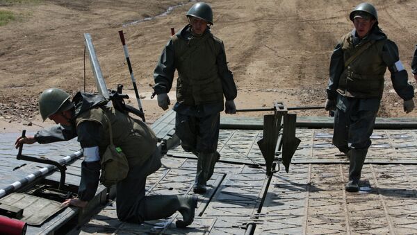 Военнослужащие возводят понтонную переправу. Архивное фото Военнослужащие возводят понтонную переправу. Архивное фото
