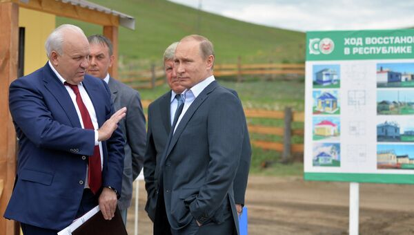Президент России Владимир Путин (справа) и глава Республики Хакасия Виктор Зимин во время инспекции строительства домов для жителей села Усть-Бюр в Хакасии Президент России Владимир Путин (справа) и глава Республики Хакасия Виктор Зимин во время инспекции строительства домов для жителей села Усть-Бюр в Хакасии