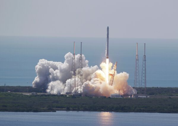 Старт ракеты Falcon 9 с мыса Канаверал, 28 июня 2015 Старт ракеты Falcon 9 с мыса Канаверал, 28 июня 2015