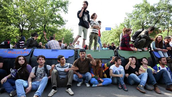Митингующие перекрыли улицу в Ереване, Армения. 29 июня 2015 Митингующие перекрыли улицу в Ереване, Армения. 29 июня 2015
