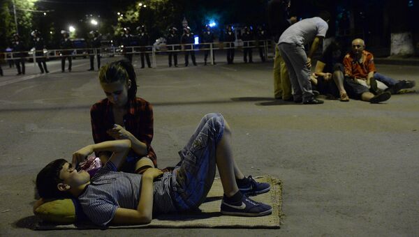 Участники акции протеста на проспекте Баграмяна в Ереване. Архивное фото Участники акции протеста на проспекте Баграмяна в Ереване. Архивное фото