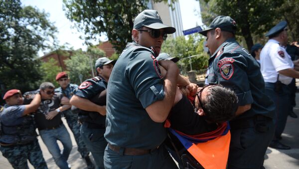 Полиция задерживает участников акции протеста против повышения тарифов на электроэнергию в Ереване Полиция задерживает участников акции протеста против повышения тарифов на электроэнергию в Ереване