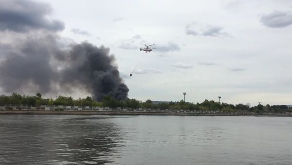 Вертолеты набирали воду в Москве-реке для тушения пожара в здании бывшего ЗИЛа Вертолеты набирали воду в Москве-реке для тушения пожара в здании бывшего ЗИЛа