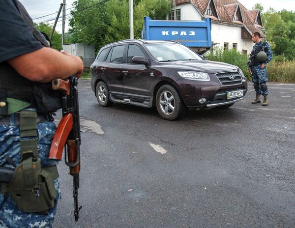 Украинские военные контролируют дорогу возле Мукачево Украинские военные контролируют дорогу возле Мукачево