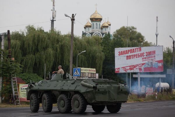 Украинские военные контролируют дорогу возле Мукачево Украинские военные контролируют дорогу возле Мукачево