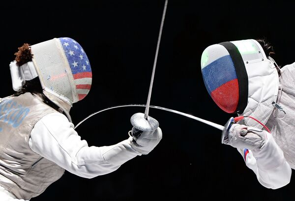 Нзинга Прескод (США) и Аида Шанаева (Россия) в полуфинальном поединке на соревнованиях среди женщин по фехтованию на рапирах на чемпионате мира в Москве Нзинга Прескод (США) и Аида Шанаева (Россия) в полуфинальном поединке на соревнованиях среди женщин по фехтованию на рапирах на чемпионате мира в Москве