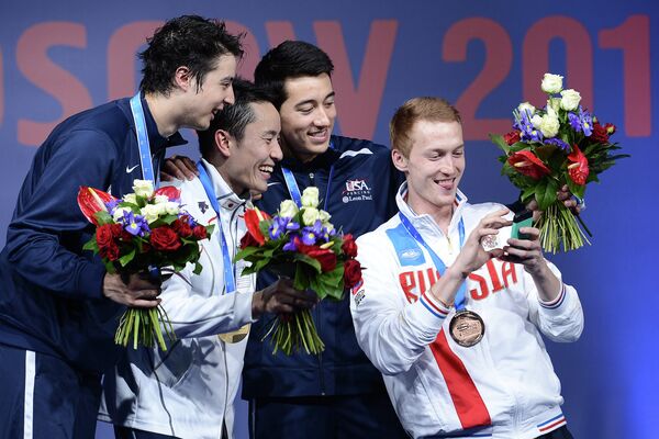 Призеры соревнований среди мужчин по фехтованию на рапирах на чемпионате мира в Москве во время церемонии награждения Призеры соревнований среди мужчин по фехтованию на рапирах на чемпионате мира в Москве во время церемонии награждения