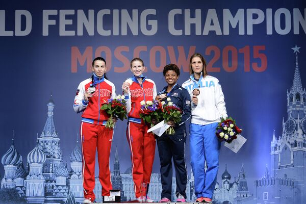 Призеры соревнований среди женщин по фехтованию на рапирах на чемпионате мира в Москве во время церемонии награждения Призеры соревнований среди женщин по фехтованию на рапирах на чемпионате мира в Москве во время церемонии награждения