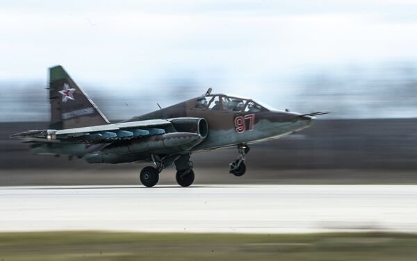 Штурмовик Су-25 на военном аэродроме в Кубинке Штурмовик Су-25 на военном аэродроме в Кубинке