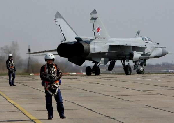 Истребитель Миг-31 готовится к взлету на Авиадартс-2015 Истребитель Миг-31 готовится к взлету на Авиадартс-2015