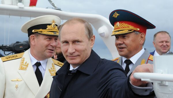 Президент России, верховный главнокомандующий ВС РФ Владимир Путин (в центре) на борту катера обходит суда, участвующие в военно-морском параде к Дню Военно-морского флота, в городе Балтийске. Президент России, верховный главнокомандующий ВС РФ Владимир Путин (в центре) на борту катера обходит суда, участвующие в военно-морском параде к Дню Военно-морского флота, в городе Балтийске.