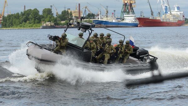 Военнослужащие на военном катере во время торжественного открытия VII Международного военно-морского салона в Санкт-Петербурге Военнослужащие на военном катере во время торжественного открытия VII Международного военно-морского салона в Санкт-Петербурге