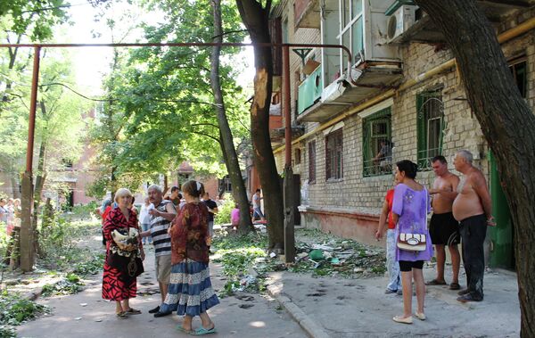 Жители одного из домов Горловки после обстрела Жители одного из домов Горловки после обстрела