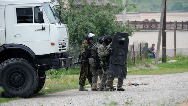 Сотрудники силовых структур во время проведения спецоперации по ликвидации боевиков. Архивное фото Сотрудники силовых структур во время проведения спецоперации по ликвидации боевиков. Архивное фото