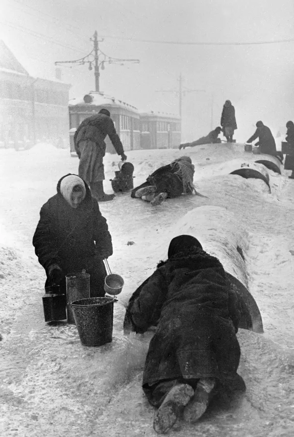 Жители блокадного Ленинграда набирают воду из разбитого водопровода на обледенелой улице
