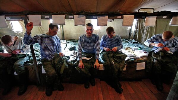 Служащие 98-й гвардейской Свирской воздушно-десантной дивизии. Архивное фото Служащие 98-й гвардейской Свирской воздушно-десантной дивизии. Архивное фото