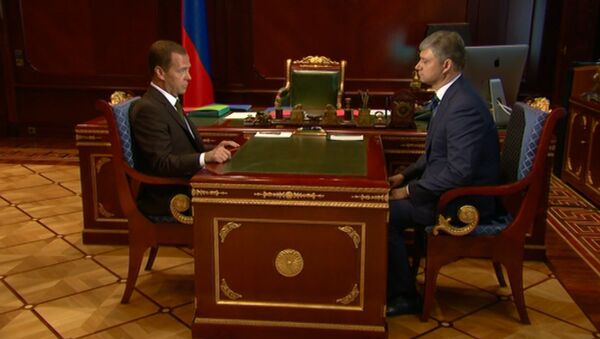 Медведев порекомендовал новому главе РЖД приступать к работе без раскачки Медведев порекомендовал новому главе РЖД приступать к работе без раскачки