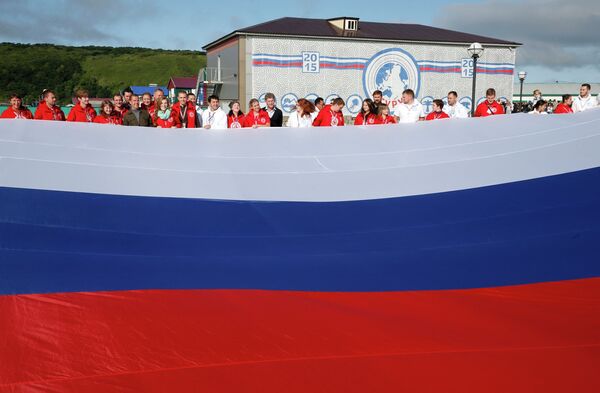 Председатель правительства России Дмитрий Медведев фотографируется с участниками всероссийского молодежного образовательного форума Итуруп в городе Курильске Председатель правительства России Дмитрий Медведев фотографируется с участниками всероссийского молодежного образовательного форума Итуруп в городе Курильске