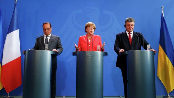 Канцлер Германии Ангела Меркель, президент Франции Франсуа Олланд и президент Украины Петр Порошенко общаются со СМИ после встречи в Берлине Канцлер Германии Ангела Меркель, президент Франции Франсуа Олланд и президент Украины Петр Порошенко общаются со СМИ после встречи в Берлине