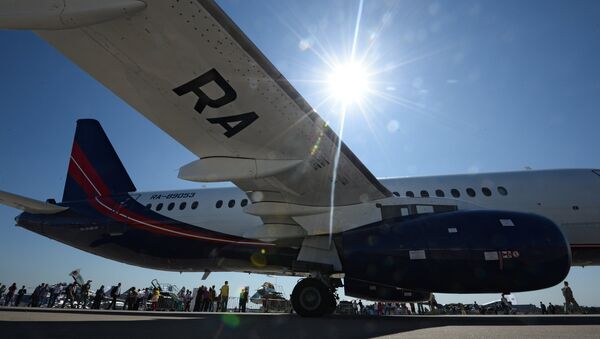 Самолет Sukhoi Superjet 100 во время открытия Международного авиационно-космического салона МАКС-2015 Самолет Sukhoi Superjet 100 во время открытия Международного авиационно-космического салона МАКС-2015
