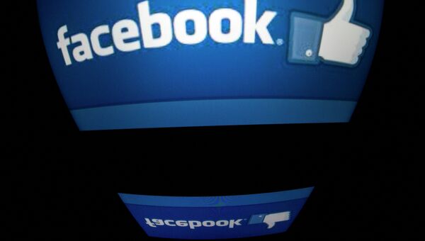 Логотип социальной сети Facebook на экране планшета Логотип социальной сети Facebook на экране планшета