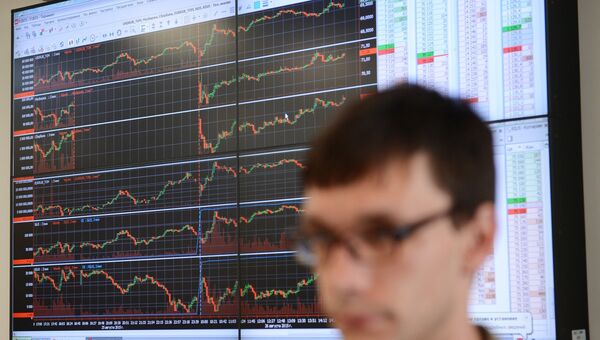 Сотрудник в офисе группы Московская Биржа ММВБ-РТС. Архивное фото Сотрудник в офисе группы Московская Биржа ММВБ-РТС. Архивное фото