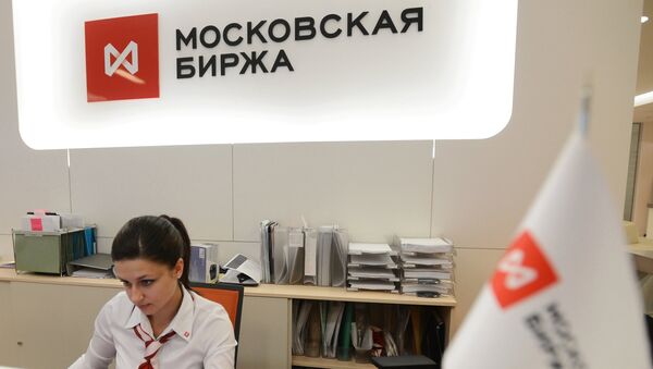 Сотрудница в офисе группы Московская Биржа ММВБ-РТС. Архивное фото Сотрудница в офисе группы Московская Биржа ММВБ-РТС. Архивное фото
