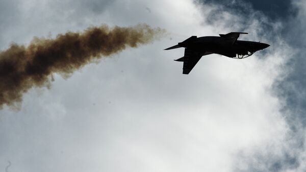 Самолет Як-130 во время выступления на Международном авиационно-космическом салоне МАКС-2015 в подмосковном Жуковском Самолет Як-130 во время выступления на Международном авиационно-космическом салоне МАКС-2015 в подмосковном Жуковском